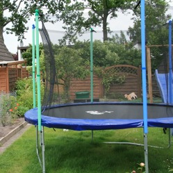 Trampoline in Kleing&auml;rten