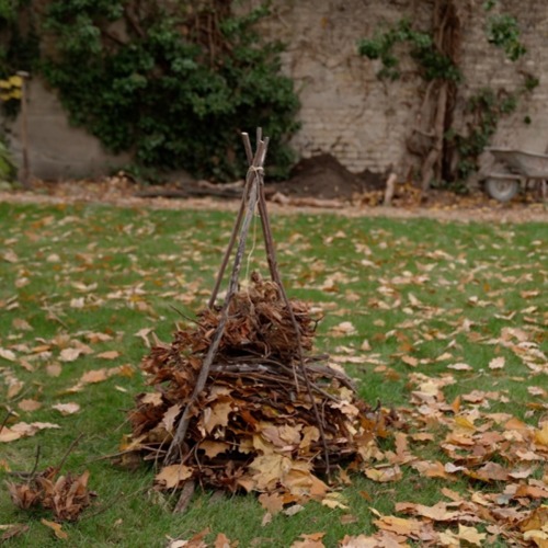 Selbstgebastelter Benjesturm im Schrebergarten