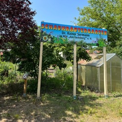Neues Eingangsschild im Kräutergarten der Anlage Am Fuchsberg