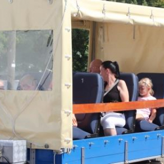 Mit dem Traktor durch die Gartenanlage