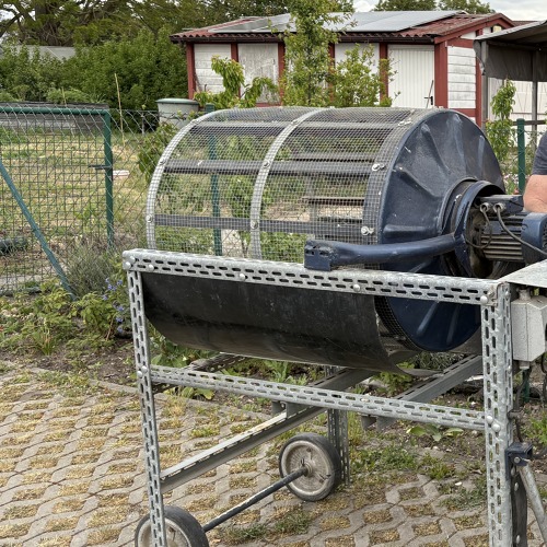 Sponsor übergibt ein elektrisches Kompostsieb