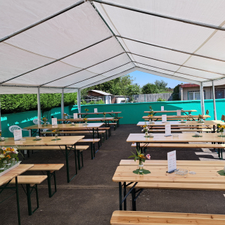 Terrasse mit Partyzelt