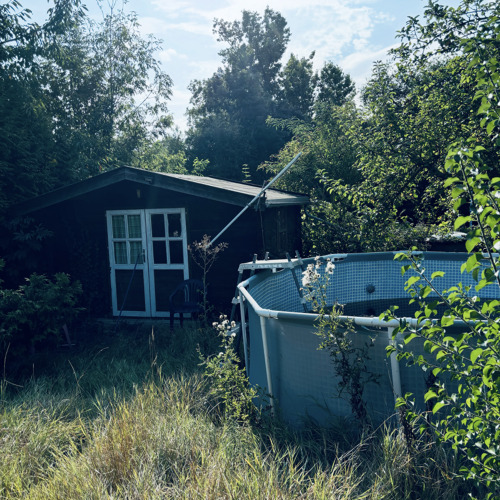 Kleingarten mit kleiner attraktiver Holzlaube .. 