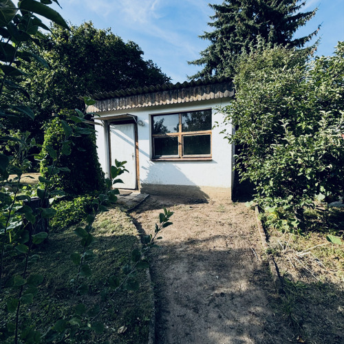 Kleingarten mit massiver Laube .. 